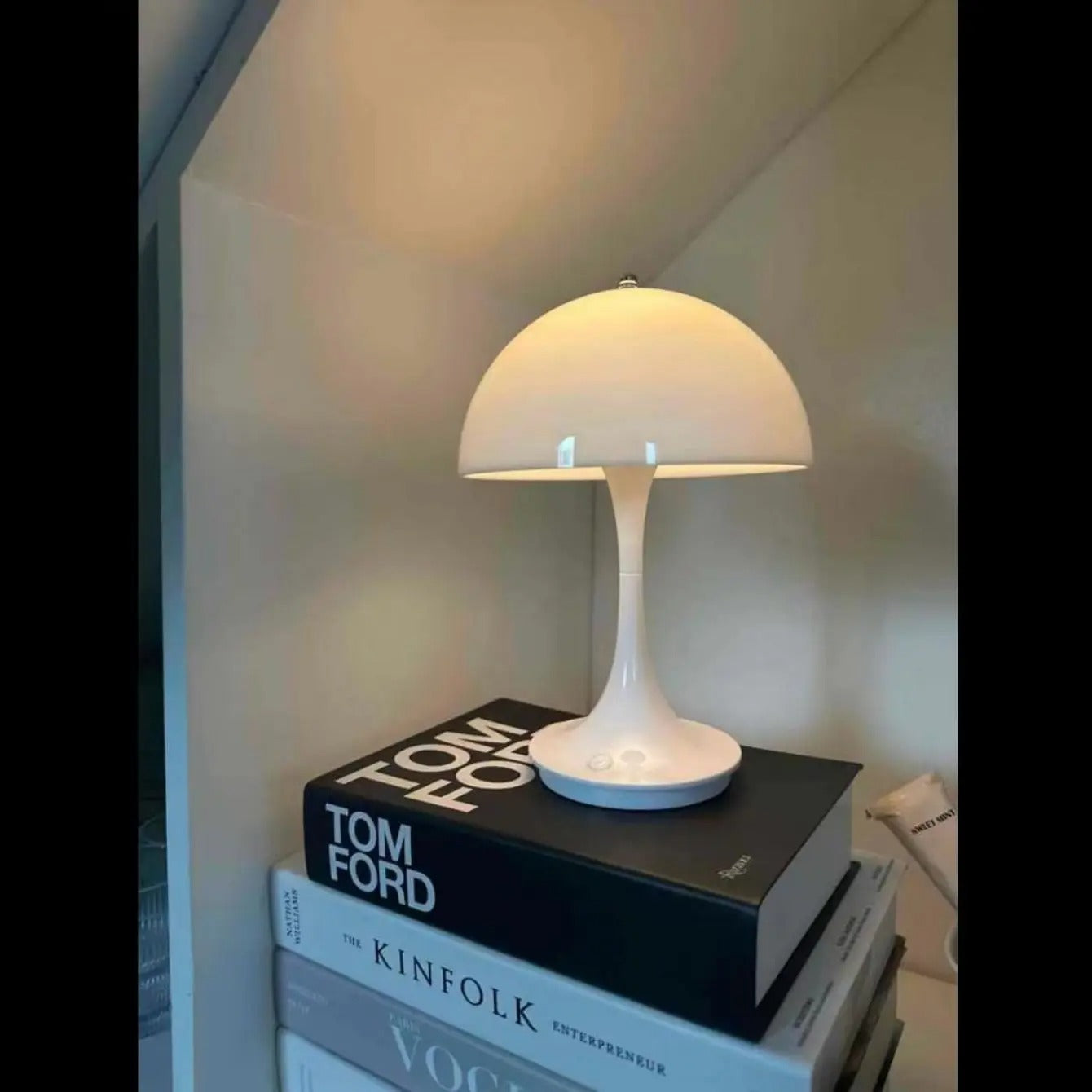 Stelo - Nordic Modern Mushroom LED Table Lamp, Wireless & Rechargeable